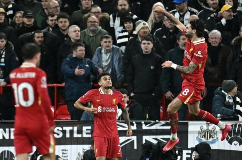 Liverpool mengalahkan Newcastle saat gelar semakin terlihat